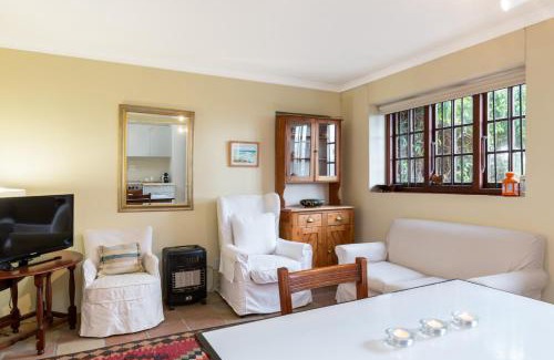 Kalk Bay Apartment | Quarterdeck Cottage Kalk Bay - No Load Shedding