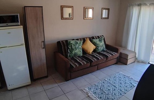 Bela-Bela Apartment | Roos Getaway Apartments