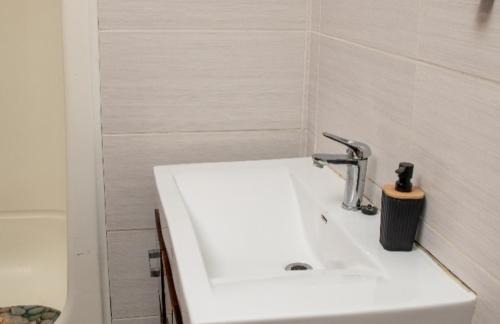 Port Elizabeth Hostel | Roots Self Catering Budget Unit 2-Budget Room