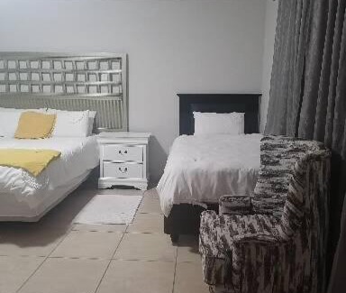 Tsantsabane Bed & Breakfast | Rose and Thorn Guesthouse