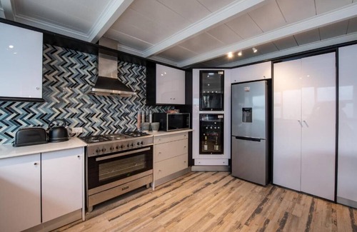 Bloubergstrand Apartment | Salt Boutique Guesthouse King Room Near Pool