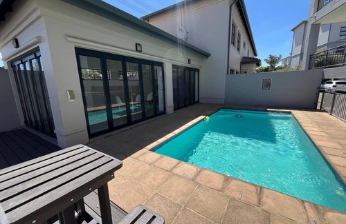 Greater Johannesburg Metropolitan Area Apartment | Sandton 2-Bed with Garden near Sandton City & Gautrain. For Business & Leisure.