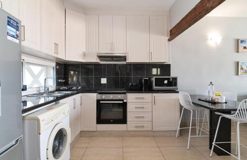 Shaka's Rock Apartment | Santorini Kallisti 7 (Family Only)