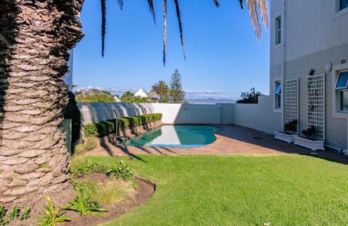 Eastcliff House | Seaside Serenity: Tranquil Oceanview Retreat