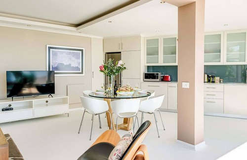 Camps Bay Apartment | Secure Holiday Apartment w Private Pool Calico
