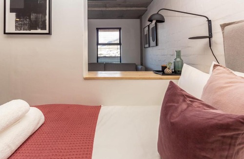 Bo'Kaap Apartment | Spacious 1 Bed Studio in Bo-Kaap with Table Mountain Views