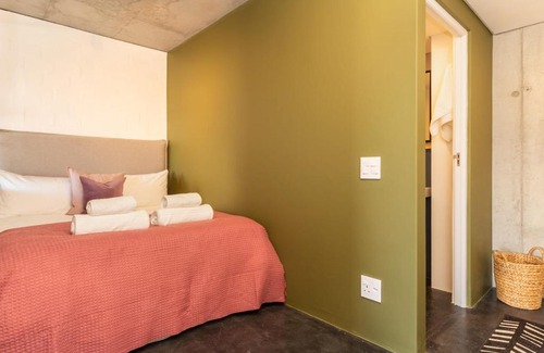 Bo'Kaap Apartment | Spacious 1 Bed Studio in Bo-Kaap with Table Mountain Views