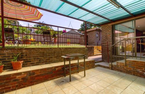 Greater Johannesburg Metropolitan Area Apartment | Spacious and homely 4-bed home in Honey Hills