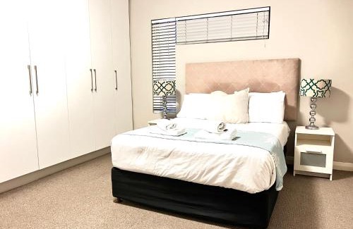 Century City Apartment | Spacious Modern 1 bedroom apartment near Canal Walk