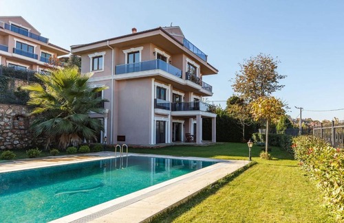 Masukiye Villa | Spacious Villa with Private Pool and Garden in Kartepe