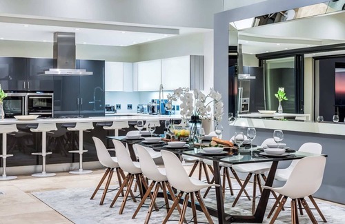 Camps Bay Villa | Spectacular Holiday Villa w Private Pool and Gym Prima Views