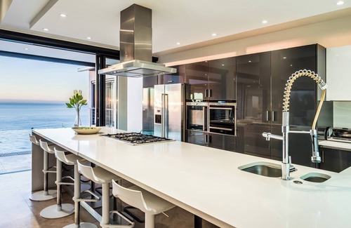 Camps Bay Villa | Spectacular Holiday Villa w Private Pool and Gym Prima Views