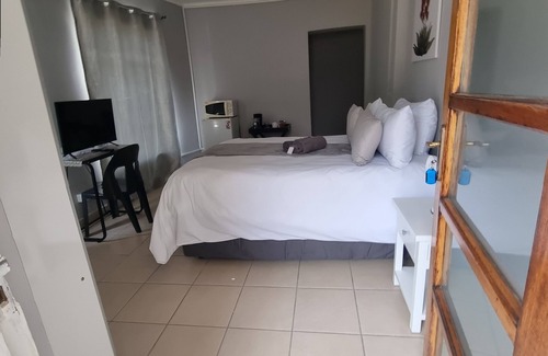 Kempton Park House | Stay @ Home Airport Lodge