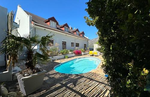 Hout Bay Apartment | Studio pool room