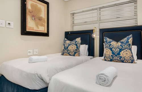 Sea Point Apartment | Stunning 2 Bedroom Apartment Overlooking The Famous Beach Promenade!