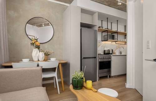 Three Anchor Bay Apartment | Stylish Apartment with Balcony and Rooftop Pool
