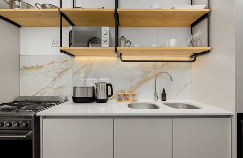 Three Anchor Bay Apartment | Stylish Apartment with Balcony and Rooftop Pool