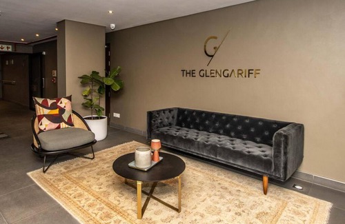 Three Anchor Bay Apartment | Stylish Two Bedroom Apartment in The Glengariff.