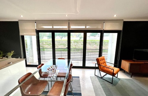 Cape Town City Centre Apartment | Sunny And Spacious Apartment with Parking