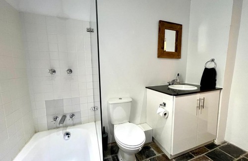 Cape Town City Centre Apartment | Sunny And Spacious Apartment with Parking