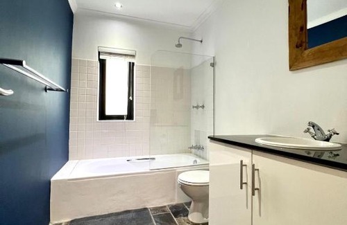 Cape Town City Centre Apartment | Sunny And Spacious Apartment with Parking