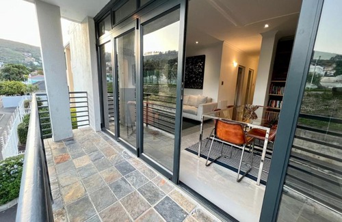 Cape Town City Centre Apartment | Sunny And Spacious Apartment with Parking