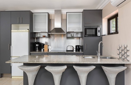 Sea Point Apartment | Sunny Sea Point Apartment with Private Balcony