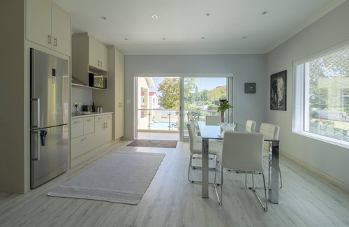 Constantia Apartment | Superior 3-Room-Apartment with Loggia, fast Internet, AirCon, solar-heated Pool
