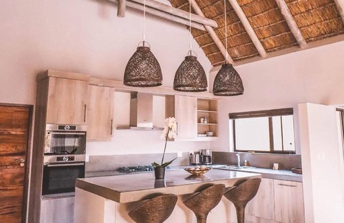Hoedspruit House | Tasteful villa in Hoedspruit with garden