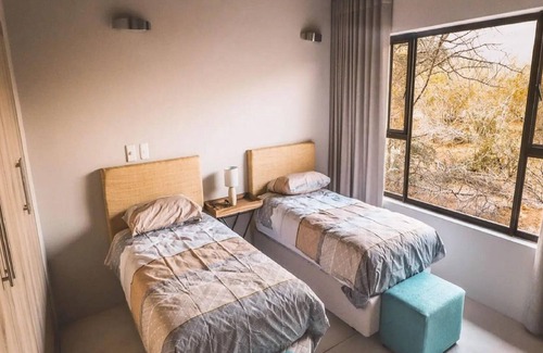 Hoedspruit House | Tasteful villa in Hoedspruit with garden