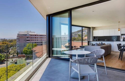 Three Anchor Bay Apartment | The Glengariff 603