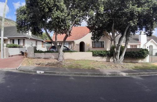 Fish Hoek Apartment | The Pool Cottage