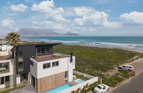 Sunset Beach Apartment | The Pool-Suite @ Oocean 9