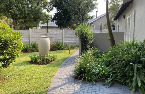 Greater Johannesburg Metropolitan Area Apartment | The Suite Fourways