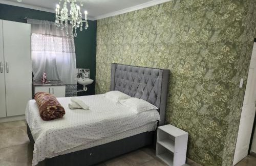 Flamingo Vlei Apartment | Tia Maria bachelor apartment