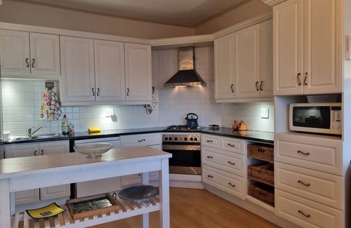 Strand Apartment | 'Top Flat' @ 121 Beach - 3 Bedroom with Built in Veranda and Easy Beach Access