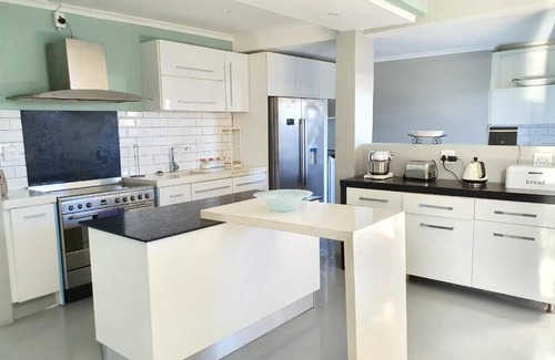 Cape Town House | Trendy spacious modern house within 2km away from Canal Walk Century Cty