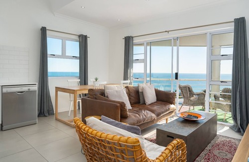 Camps Bay Apartment | Two Bedroom Apartment | Pool | Netflix | Sea Views