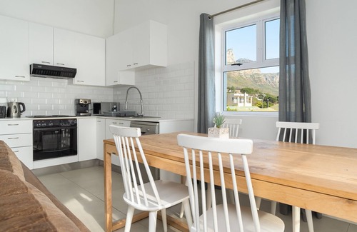 Camps Bay Apartment | Two Bedroom Apartment | Pool | Netflix | Sea Views
