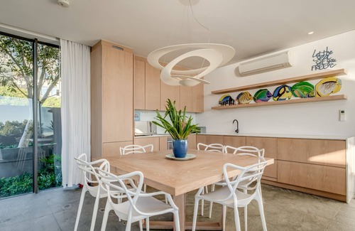 Camps Bay Apartment | Unique Camps Bay Apartment w Private Pool Coral Sea