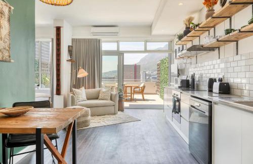 Cape Town City Centre Apartment | Urban Oasis Balcony Apartment Backup Powered