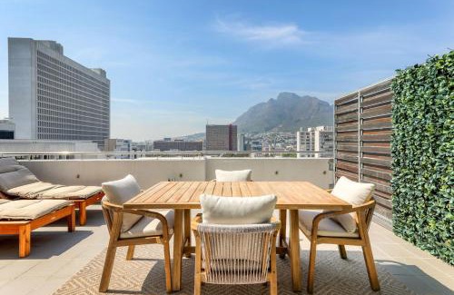 Cape Town City Centre Apartment | Urban Oasis Balcony Apartment Backup Powered