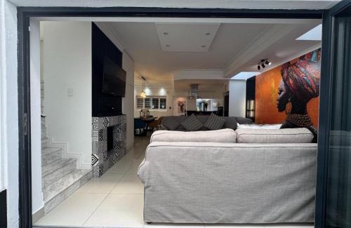 Three Anchor Bay House | Urban Oasis Penthouse-Jacuzzi!