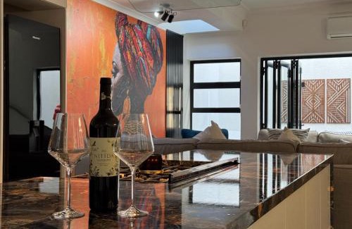 Three Anchor Bay House | Urban Oasis Penthouse-Jacuzzi!