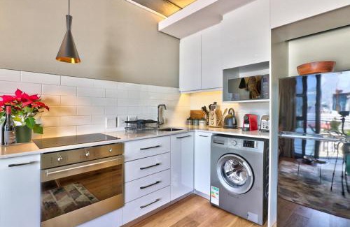 Cape Town City Centre House | Waterfront apartment with balcony & views