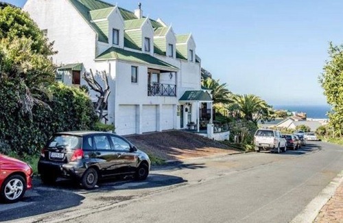 Fish Hoek House | Wonderful family home within walking distance to the beach