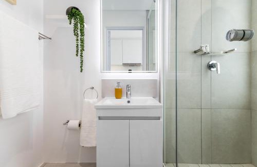 Cape Town City Centre Apartment | Woodstock: Studio Aprt with Secure Parking
