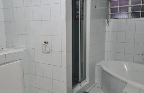 Greater Johannesburg Metropolitan Area House | YELLOW STARS GUESTHOUSE 1hr 2hrs Day Rest