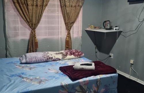 Greater Johannesburg Metropolitan Area House | YELLOW STARS GUESTHOUSE 1hr 2hrs Day Rest