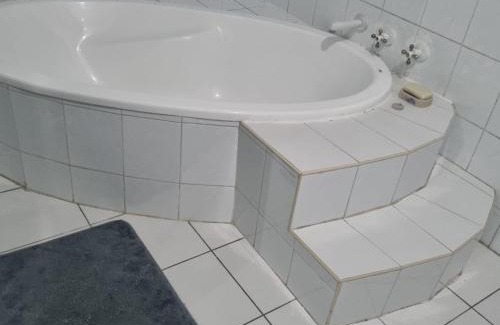 Greater Johannesburg Metropolitan Area House | YELLOW STARS GUESTHOUSE 1hr 2hrs Day Rest